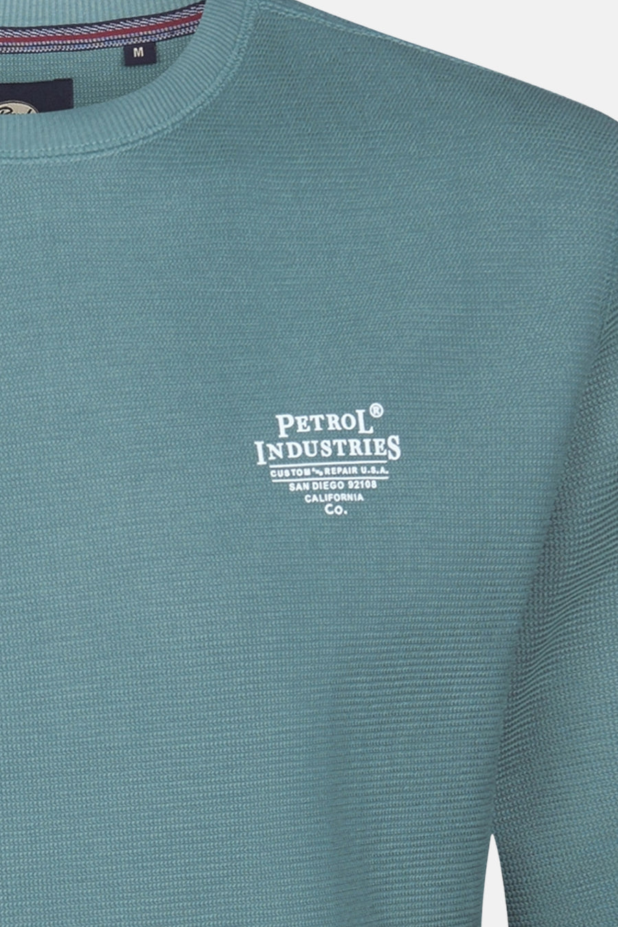 Groene sweater met ronde hals van Petrol Industries®, met witte tekstprint op de borst.