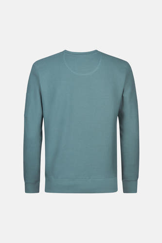 Pull-over vert avec col rond de Petrol Industries, avec une fine texture côtelée et un petit poche sur la manche, vu de l'arrière.