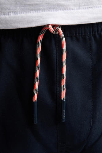 Blauwe zwemshort van Petrol Industries® met trekkoord in koraal en marineblauw.