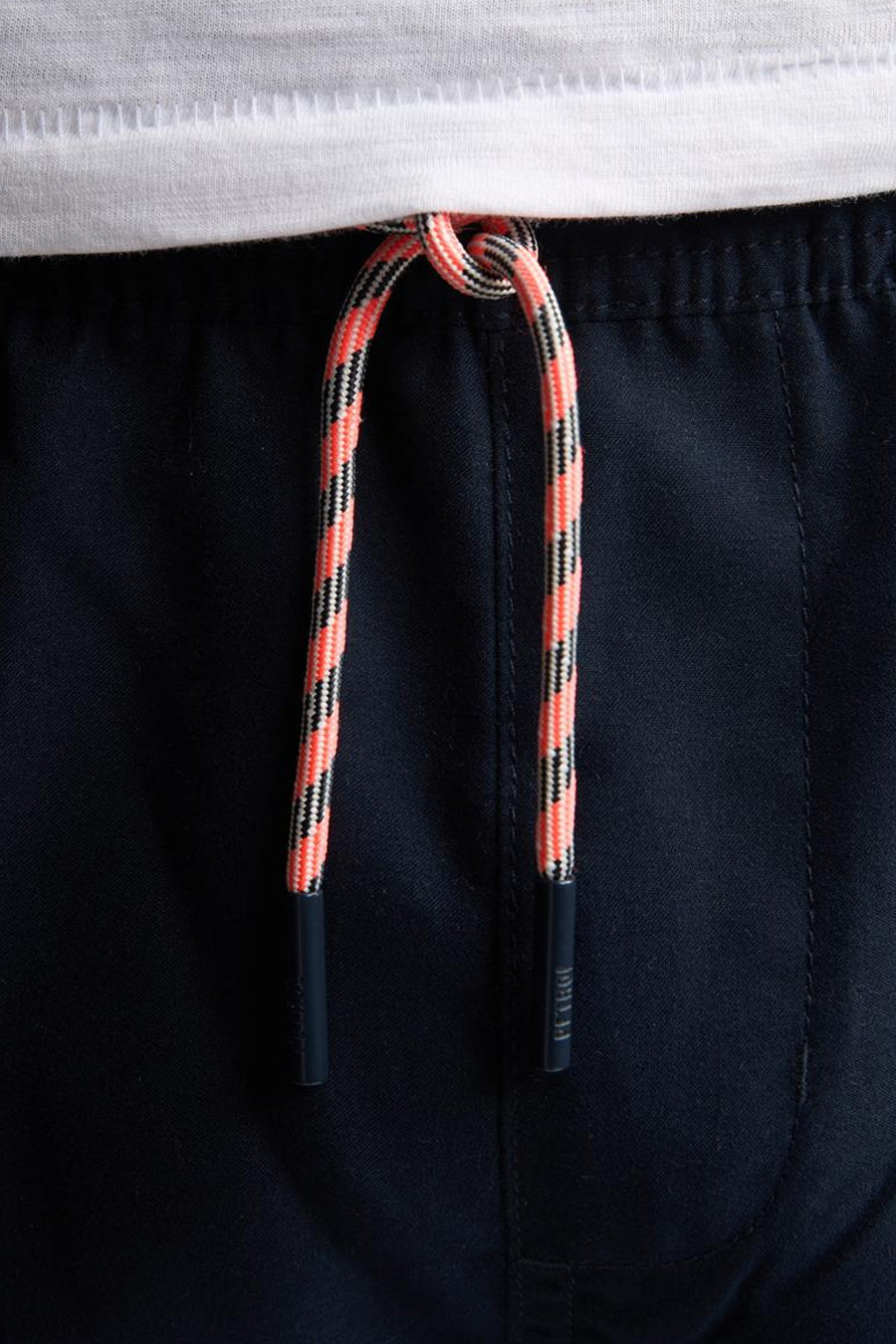 Blauwe zwemshort van Petrol Industries® met trekkoord in koraal en marineblauw.