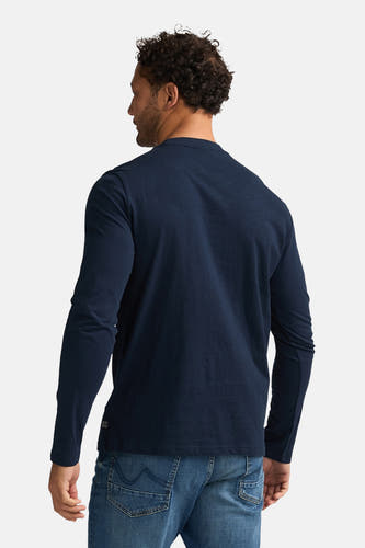 T-shirt bleu à manches longues de Petrol Industries, vu de dos, combiné avec un jean.