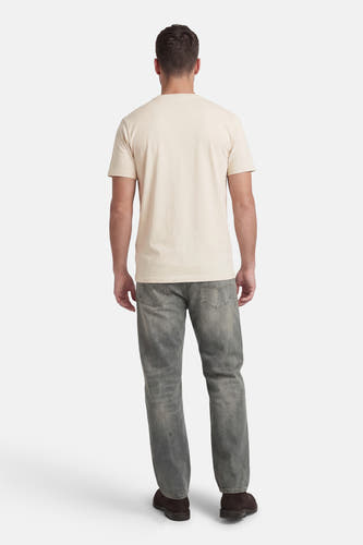 Ecru T-shirt met korte mouwen van Petrol Industries®, met korte mouwen en effen design, gedragen met grijze jeans en bruine schoenen.
