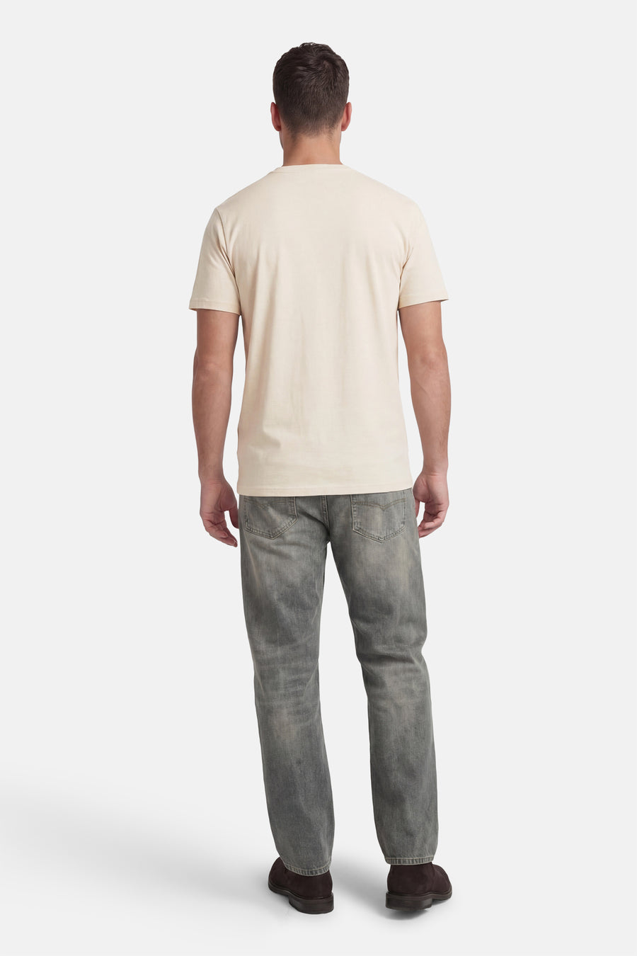 Ecru T-shirt met korte mouwen van Petrol Industries®, met korte mouwen en effen design, gedragen met grijze jeans en bruine schoenen.
