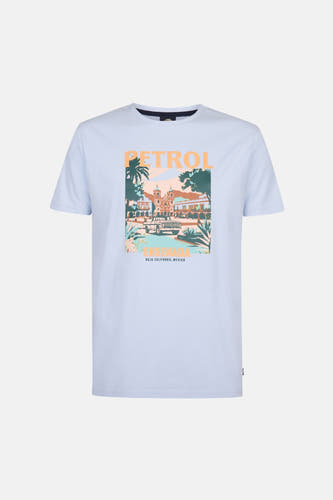 Blauw T-shirt met korte mouwen van Petrol Industries®, met een kleurrijke print van Ensenada, Baja California.