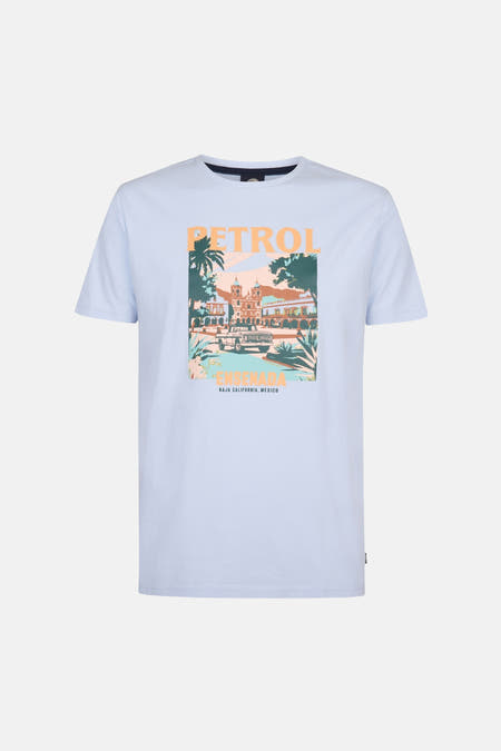 Blauw T-shirt met korte mouwen van Petrol Industries®, met een kleurrijke print van Ensenada, Baja California.