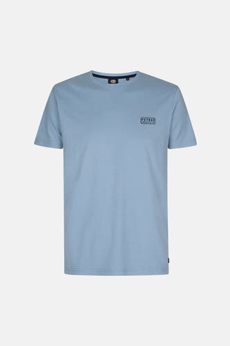 Blauw T-shirt met korte mouwen van Petrol Industries met een logo op de borst.
