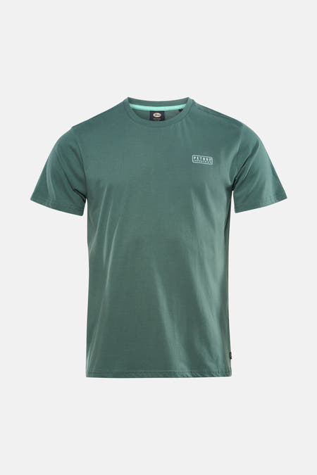 T-shirt vert à manches courtes de Petrol Industries, avec un logo sur la poitrine et porté avec un jean gris.