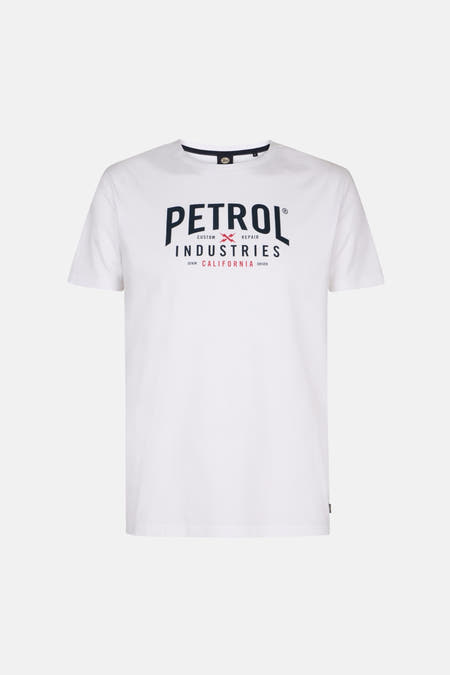 T-shirt blanc à manches courtes de Petrol Industries, avec un imprimé logo bleu foncé sur la poitrine.