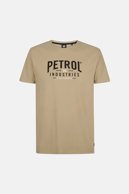 T-shirt beige à manches courtes de Petrol Industries, avec impression de texte noire sur l'avant.