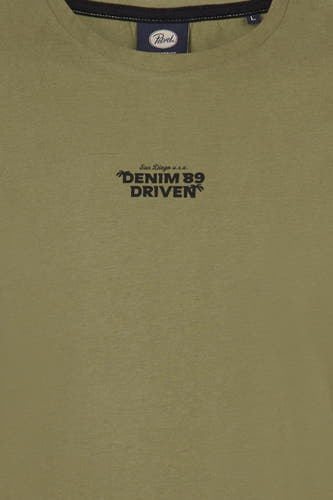 T-shirt vert avec manches courtes de Petrol Industries, avec une petite impression noire sur la poitrine.