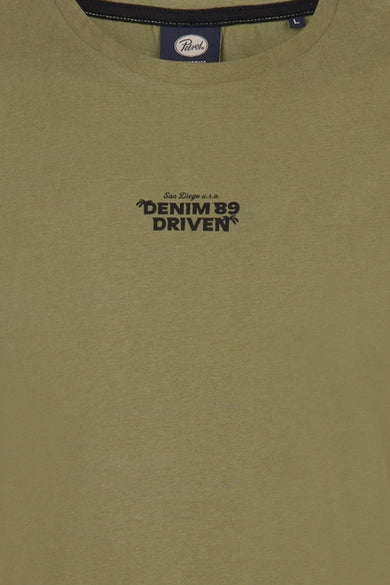 T-shirt vert avec manches courtes de Petrol Industries, avec une petite impression noire sur la poitrine.