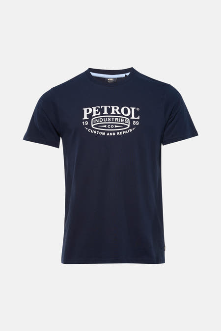 Blauw T-shirt met korte mouwen van Petrol Industries®, met een witte merklogo-opdruk op de borst.
