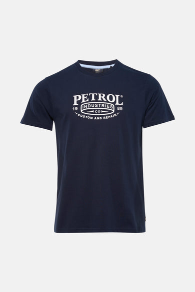 Blauw T-shirt met korte mouwen van Petrol Industries®, met een witte merklogo-opdruk op de borst.
