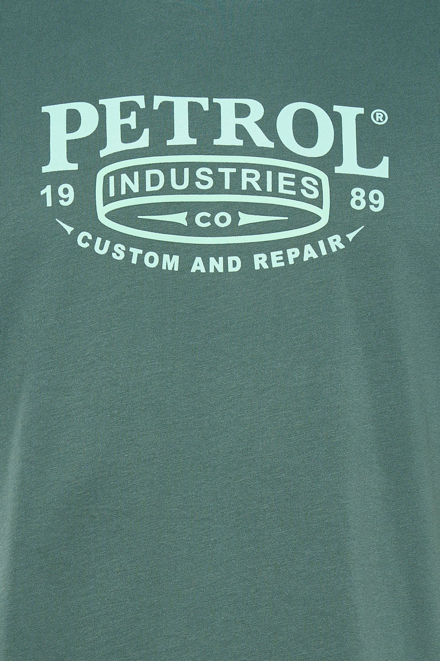 T-shirt vert à manches courtes de Petrol Industries, avec un logo imprimé vintage sur la poitrine.