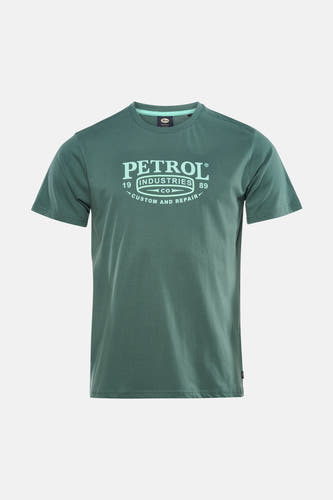 T-shirt vert à manches courtes de Petrol Industries, porté avec un jean foncé et des chaussures grises.
