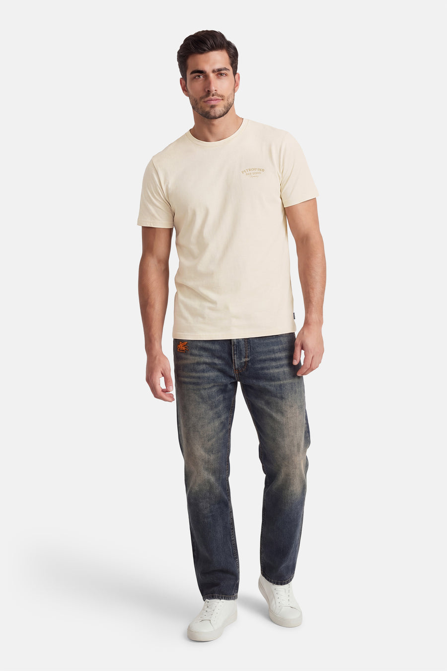 Ecru T-shirt met korte mouwen van Petrol Industries®, met een klein logo op de borst, gecombineerd met jeans en witte sneakers.