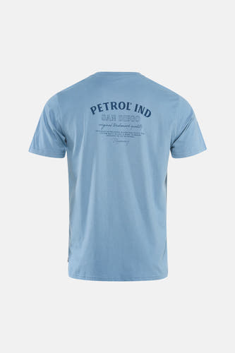 Blauw T-shirt van Petrol Industries met opschrift op de achterkant.
