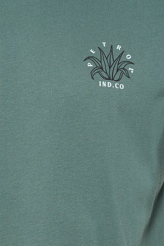 Groen T-shirt met korte mouwen van Petrol Industries® met een klein logo met plantmotief.