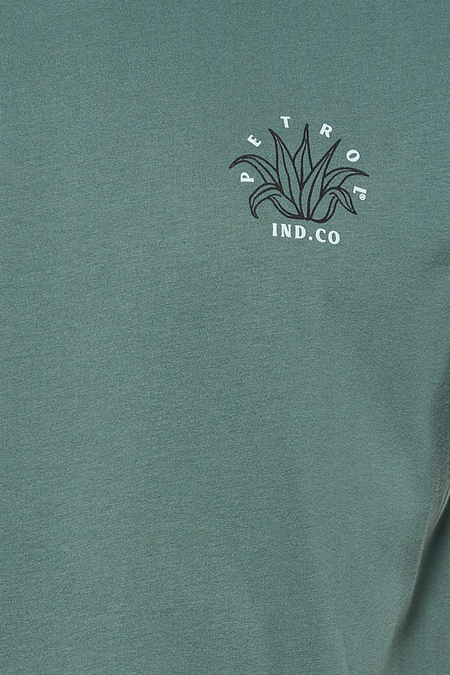 Groen T-shirt met korte mouwen van Petrol Industries® met een klein logo met plantmotief.