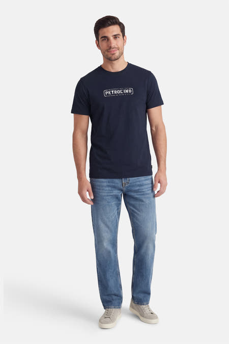 T-shirt bleu à manches courtes de Petrol Industries, avec un imprimé blanc, à combiner avec un jean et des baskets basses.