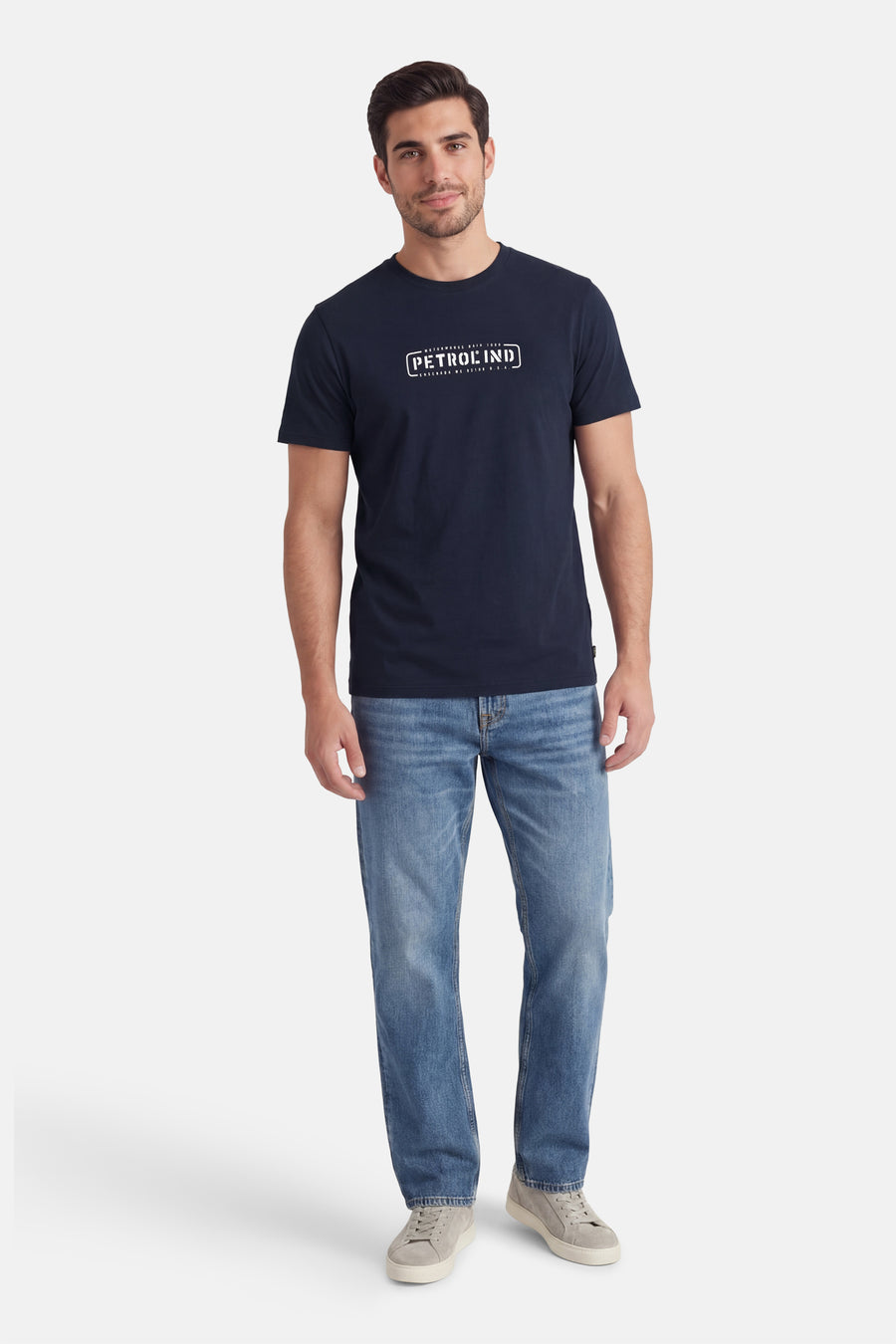 Blauw T-shirt met korte mouwen van Petrol Industries, met een witte opdruk, gecombineerd met jeans en lage sneakers.