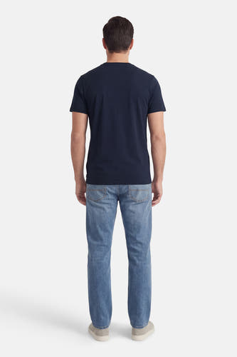 Blauw T-shirt met korte mouwen van Petrol Industries, gezien vanaf de achterkant, met jeans en casual schoenen.