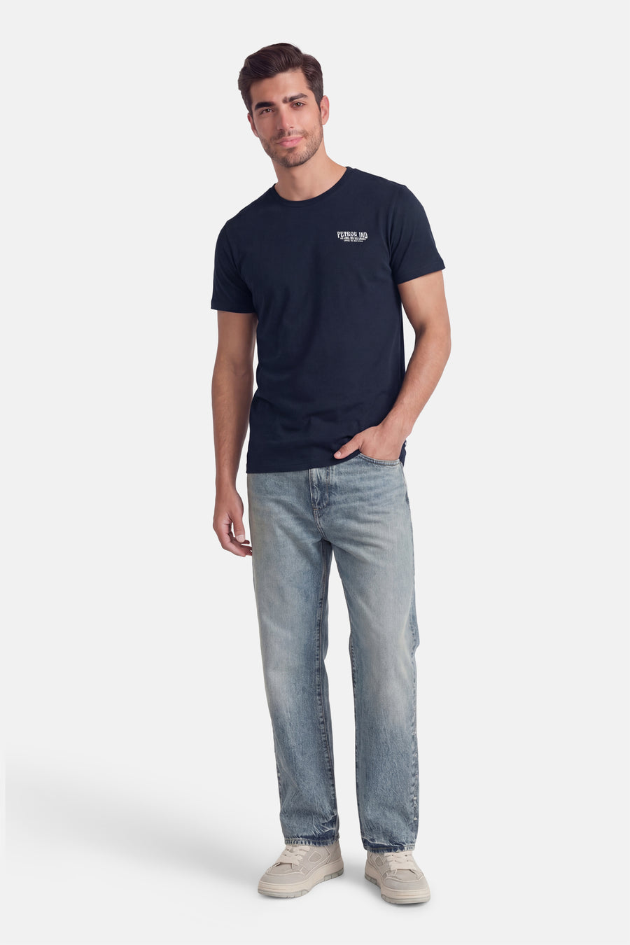 Blauw T-shirt met korte mouwen van Petrol Industries, met een kleine opdruk op de borst, gecombineerd met jeans en witte sneakers.