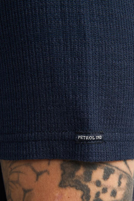 Blauw T-shirt met korte mouwen van Petrol Industries, met ribtextuur en een klein merklabel.
