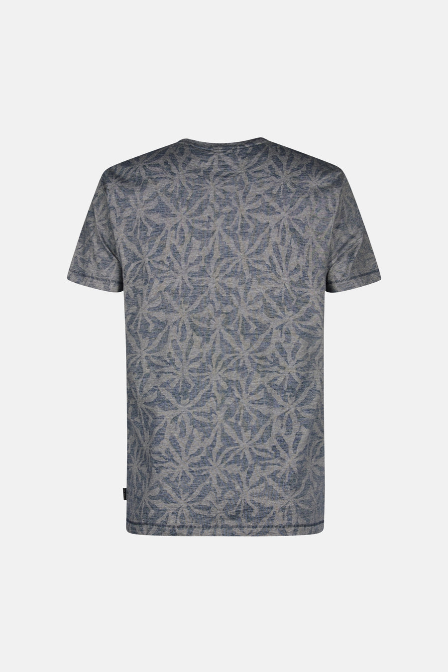 Blauw T-shirt met korte mouwen van Petrol Industries, met een patroon van bladeren over het hele shirt.
