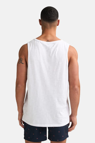 Witte singlet van Petrol Industries, mouwloos, gedragen op de rug van een man met donkere shorts met kreeftenprint.