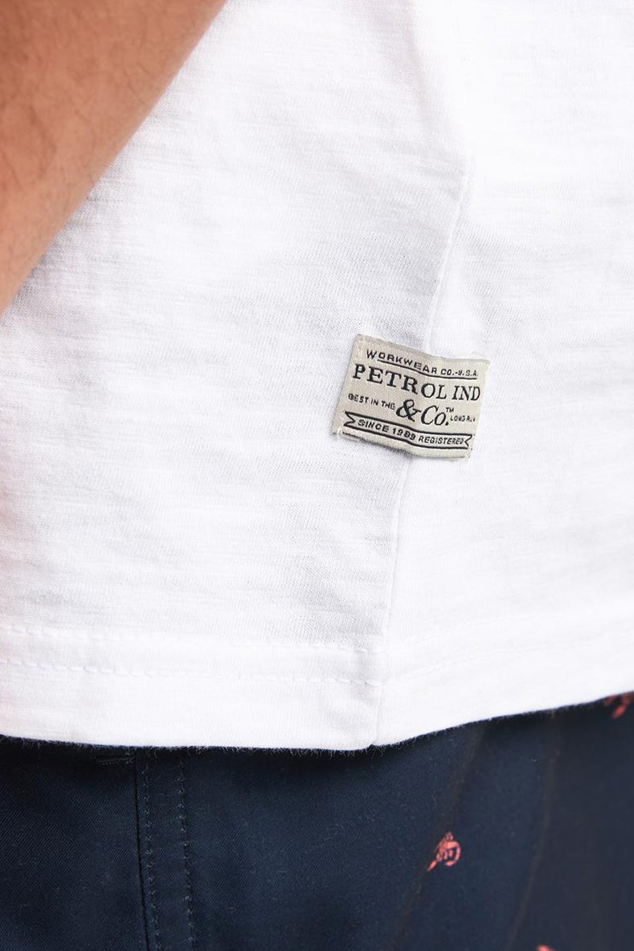 Witte singlet van Petrol Industries met een geweven merklabel op de voorzijde en lichte slubtextuur.