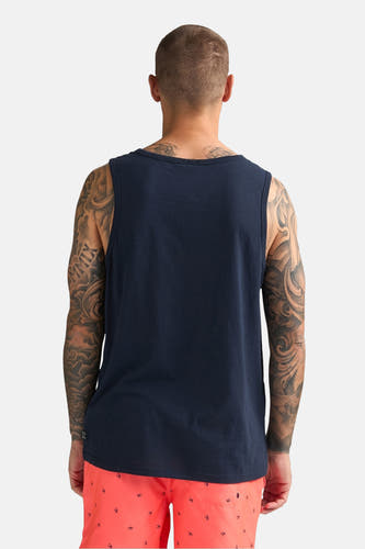 Donkerblauw singlet van Petrol Industries®, gedragen door een man met tatoeages en een oranje korte broek met patroon, achterkant gezien.