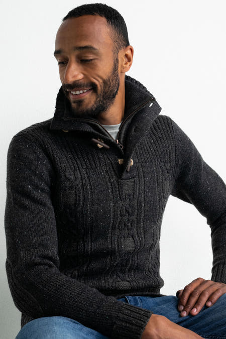 Pull gris de Petrol Industries, avec motif torsadé et col zippé, porté sur une chemise grise et un jean bleu.
