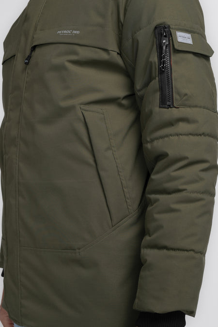 Khaki regenjas van Petrol Industries met zakken en ritssluiting op de mouw, cropped.
