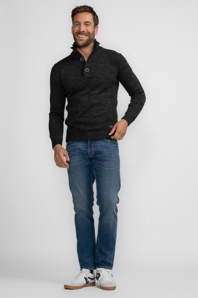 Pull foncé à col rond de Petrol Industries®, tricoté avec fermeture à boutons, porté avec un jean bleu et des baskets blanches, vue de face