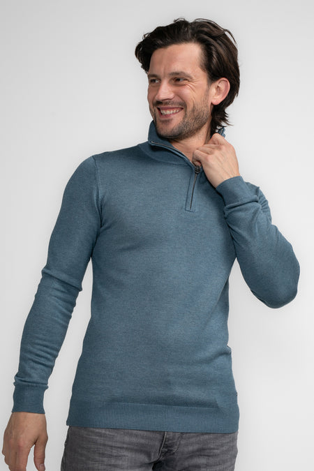 Veste bleue de Petrol Industries, avec une fermeture éclair courte et portée avec un pantalon gris.