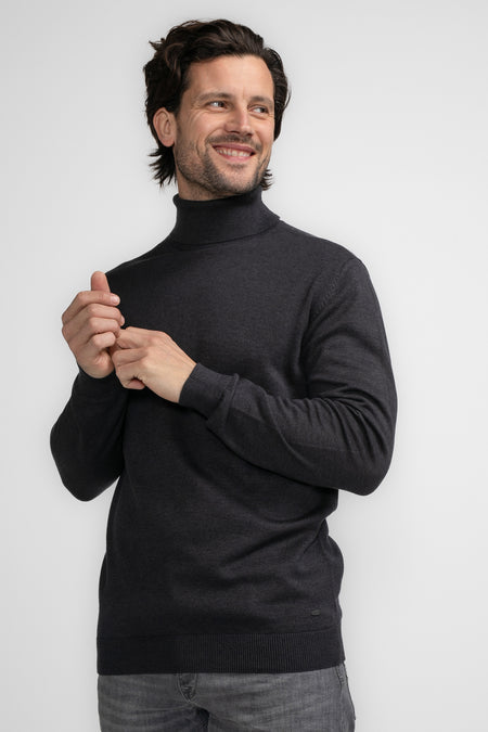 Blauwe coltrui van Petrol Industries met lange mouwen, gezien op een man met een jeans.