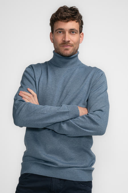 Blauwe trui met rolkraag van Petrol Industries, met gekruiste armen en effen textuur.
