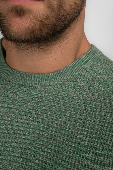 Pull vert avec col rond de Petrol Industries®, avec une texture finement tricotée et un effet subtilement chiné.