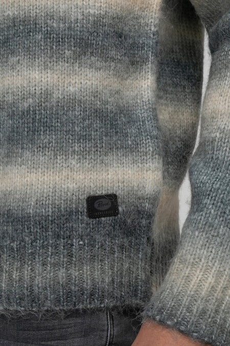 Blauwe trui met ronde hals van Petrol Industries, met gestreept patroon en logo patch.
