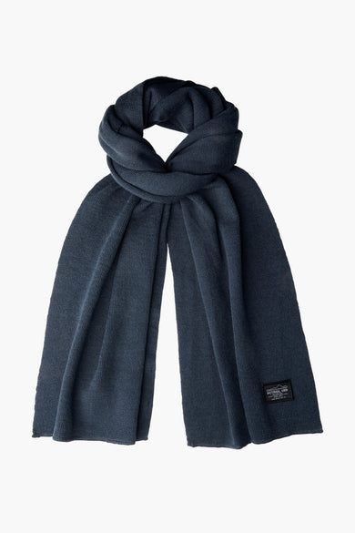 Écharpe d'hiver bleue de Petrol Industries avec une texture côtelée et un détail d'étiquette.