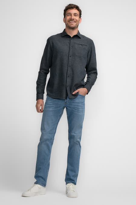 Blauw, lange mouwen overhemd van Petrol Industries®, gedragen met jeans en witte sneakers.