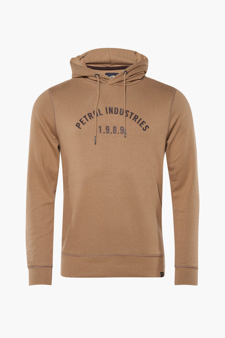 Beige sweater met kap van Petrol Industries met een opdruk van een logo op de borst.