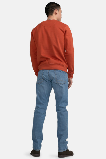 Rode sweater van Petrol Industries, met lange mouwen, gedragen met blauwe jeans en donkere schoenen, achteraanzicht.