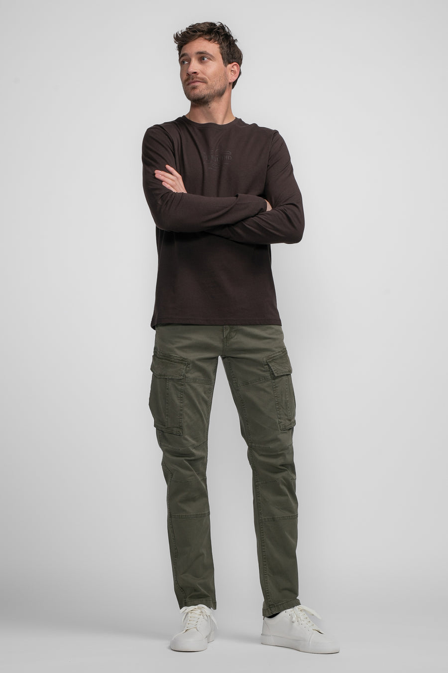 Pantalon de travail vert de Petrol Industries, avec des poches et des chaussures blanches.