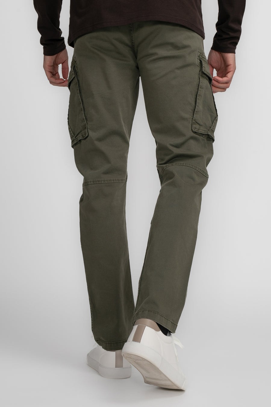 Pantalon de travail vert de Petrol Industries avec des poches et des baskets blanches.