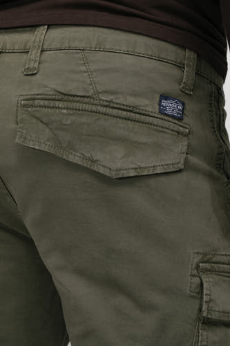 Pantalon de travail vert de Pet Pet Industries Industries, avec des po et et une étiquette marque marque sur le dos, gros plan.
