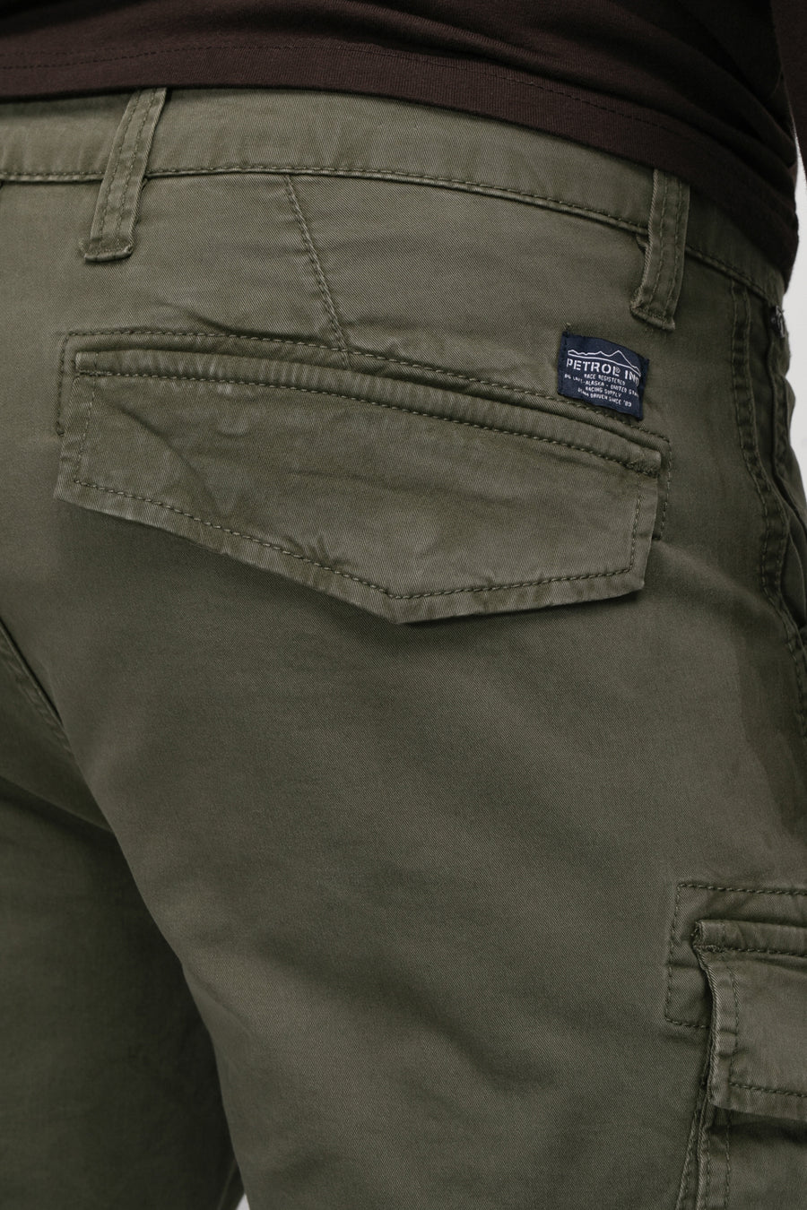Pantalon de travail vert de Pet Pet Industries Industries, avec des po et et une étiquette marque marque sur le dos, gros plan.