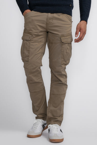 Bruine cargobroek van Petrol Industries® met grote zakken, gedragen met donker trui en witte sneakers, vooraanzicht