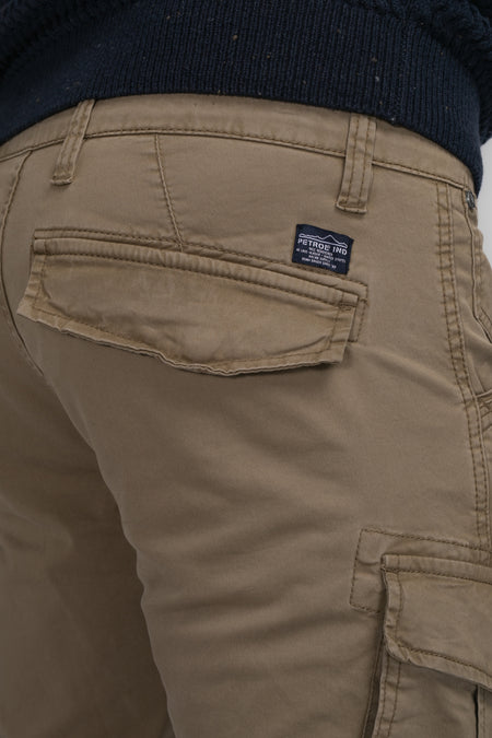 Bruine cargobroek van Petrol Industries® met achterzak en label, close-up van achterzijde